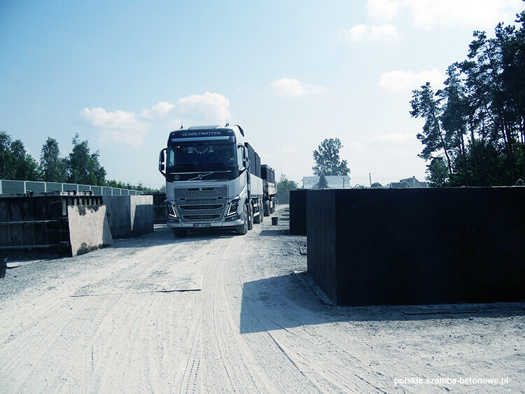 Transport szamb betonowych  w Czersku